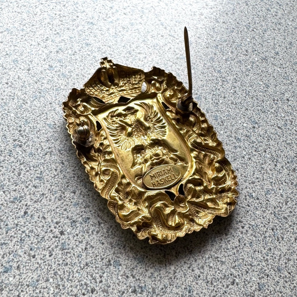 Miriam Haskell Gold coat of arms vintage 1960s brooch jewelry pin shield 50s - Picture 7 of 15